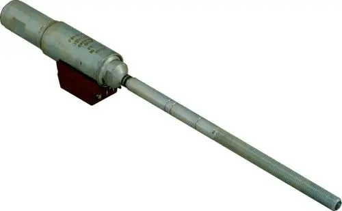 Düsenstock mit Anschluss für Ölvorwärmung von Wolf, mit einem langen, runden Zylinder und einer verstärkten Verbindungseinheit für industrielle Anwendungen.